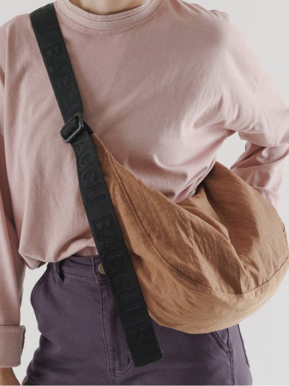 Baggu medium crescent crossbody bag in pinto
